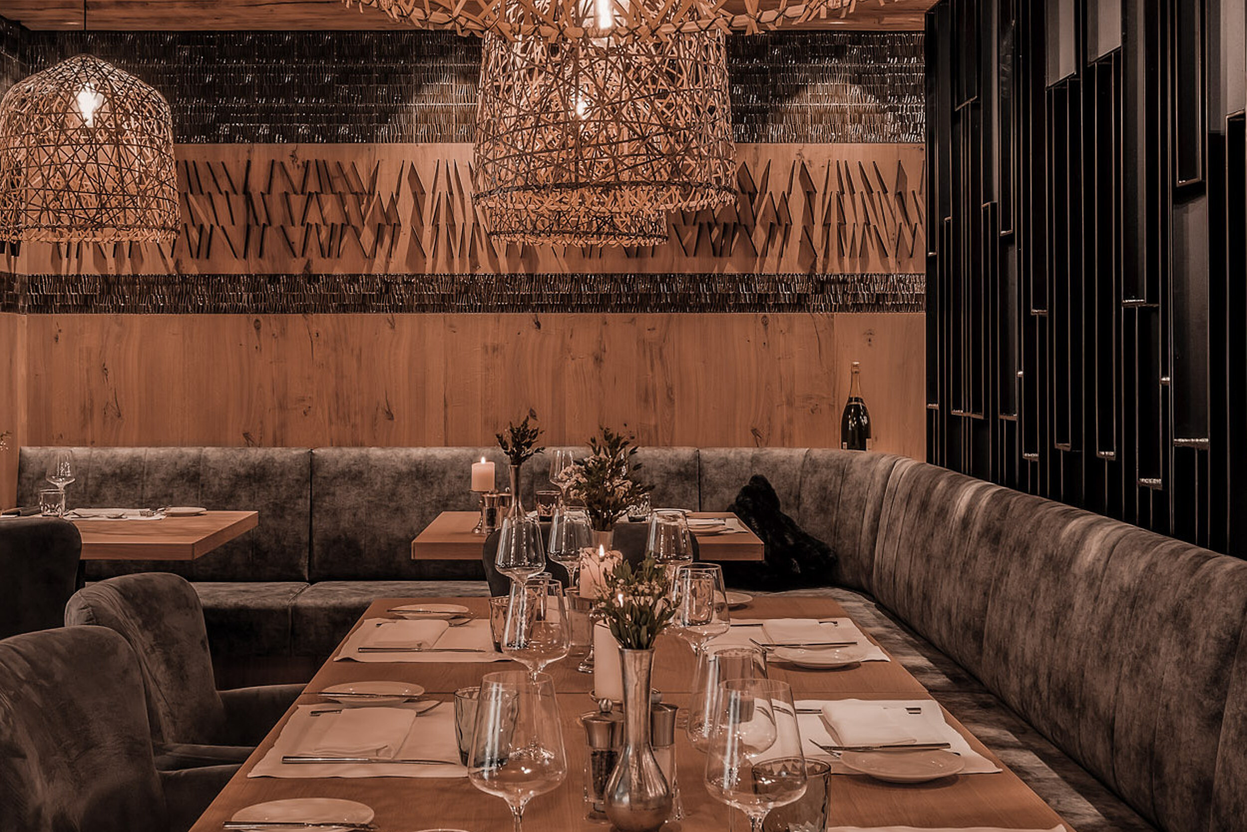 Service serviert Gericht in edlem Restaurant in Salzburg