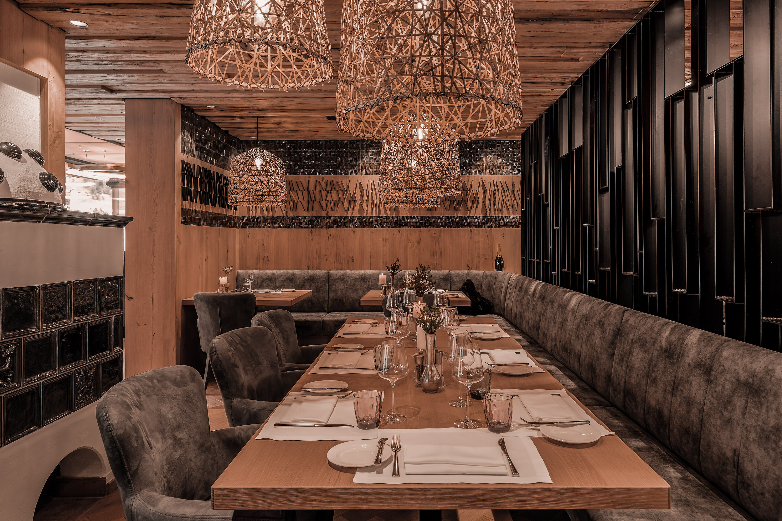 Service serviert Gericht in edlem Restaurant in Salzburg