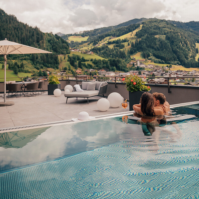 [Translate to Englisch:] Zimmer mit Pool Österreich mit Blick in die berge