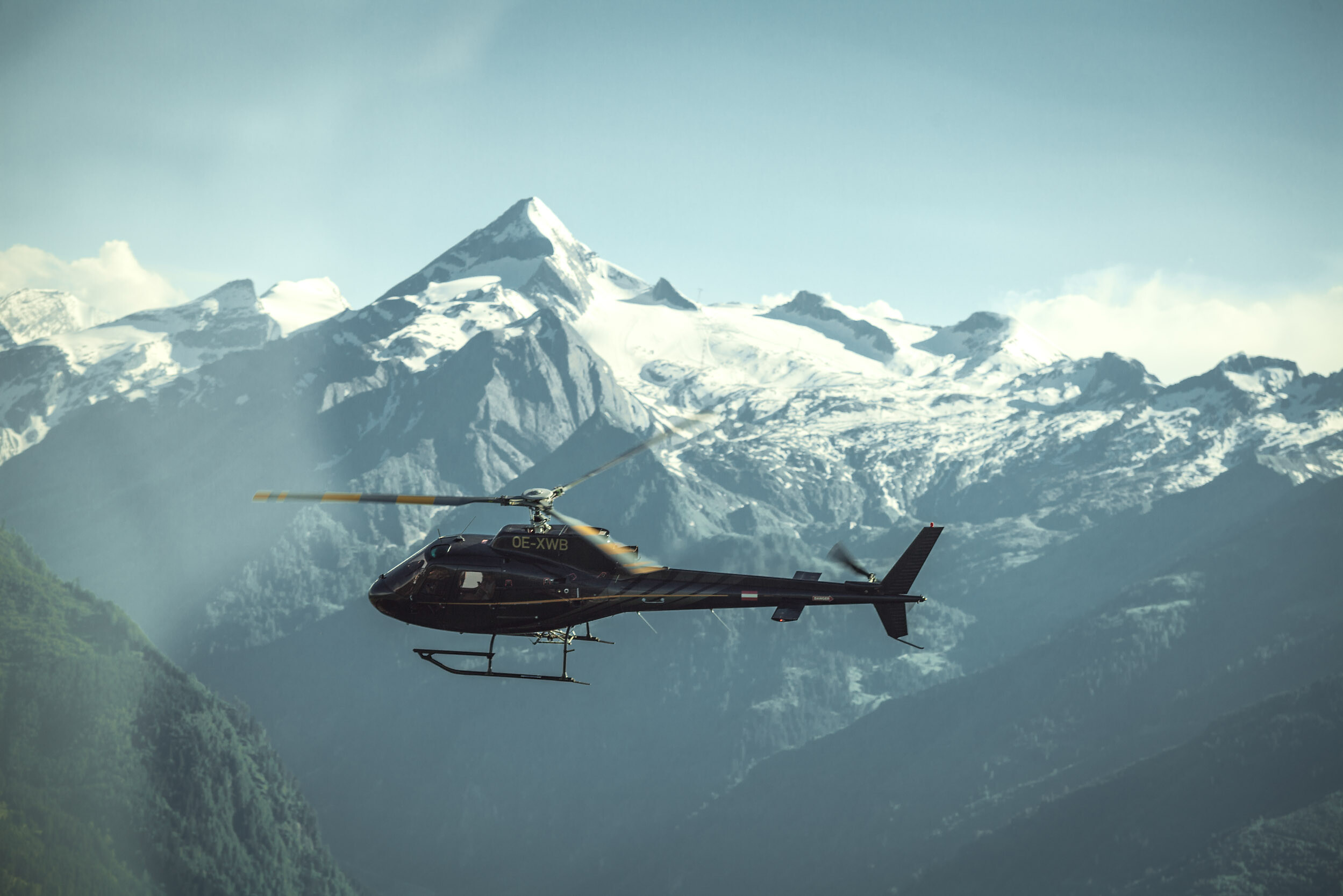 [Translate to Englisch:] Hotel mit Landeplatz Helikopter flug