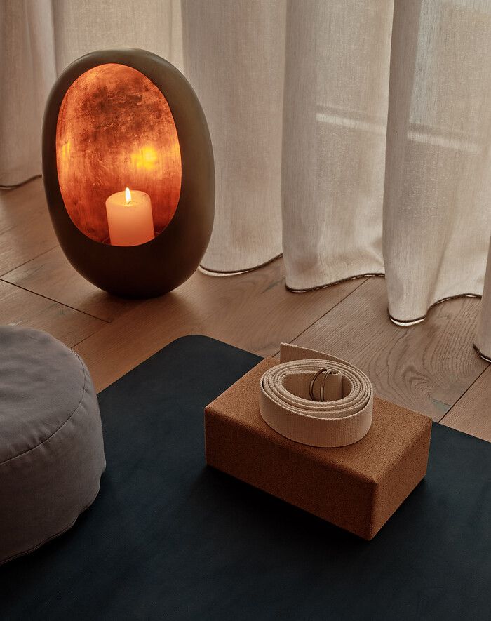 Yogaraum mit Matten, Yogablöcke und Yogagurt
