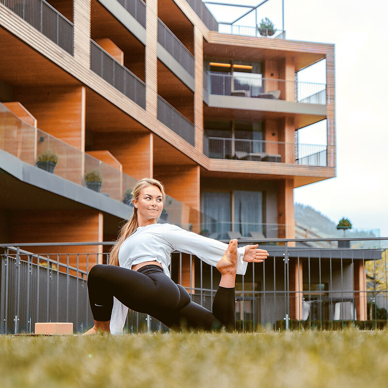 yoga teacher in front of wellness hotel