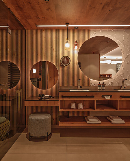 Edles Holz Badezimmer mit zwei Spiegeln