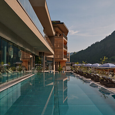 [Translate to Englisch:] Hotel mit Pool Bar in den bergen
