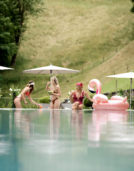 Freundinnen verbringen ihren Wellnessurlaub im Sommer in den Bergen nähe Salzburg