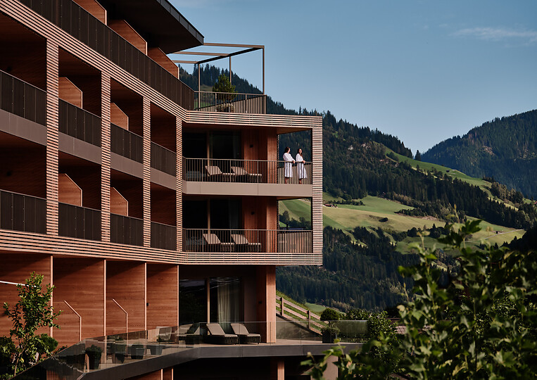 Außenansicht des Wellnesshotels DAS EDELWEISS im Sommer