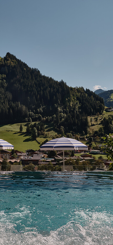 Infinity Pool außen im Adults Only Spa Bereich mit Blick ins Grossarltal im 5 Sterne Hotel Salzburger Land