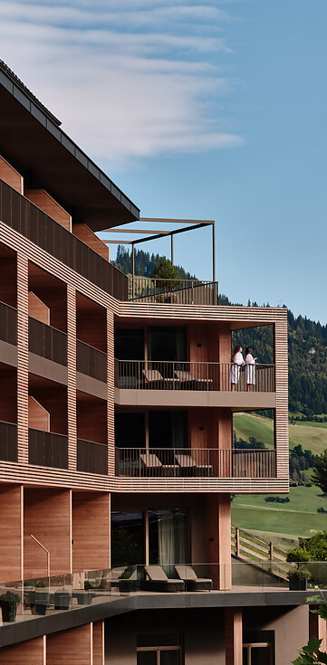 Außenansicht des Hotels mit edler Architektur & Design aus Holz