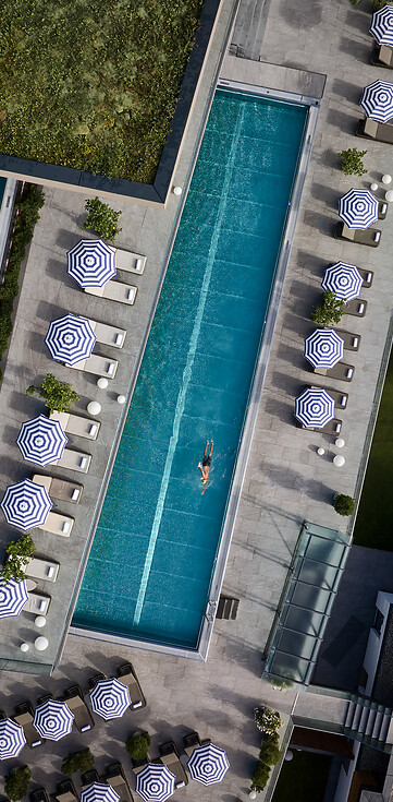 Sportbecken und Infinity Pool von oben mit der Drohne fotografiert
