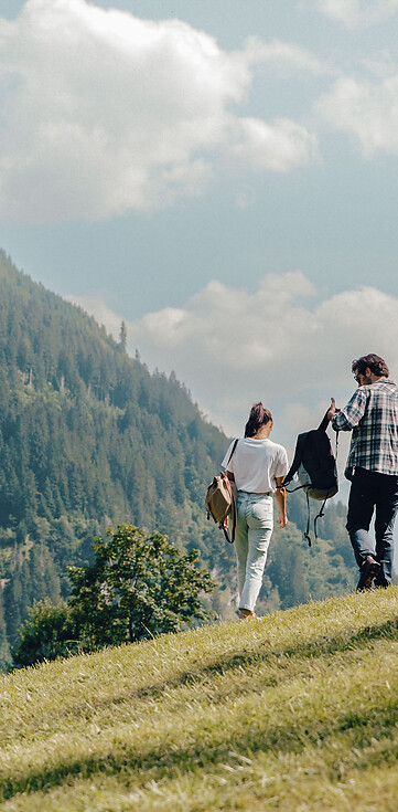 Paar wandert in den Bergen des Großarltal im Sommer
