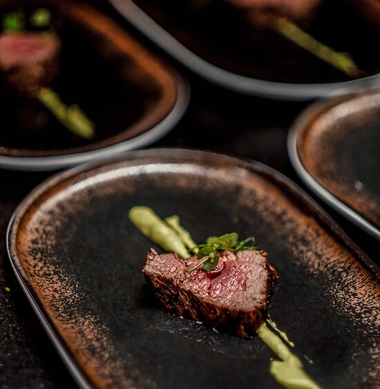 Steak angerichtet auf einem schwarzen Teller im Steakrestaurant in Salzburg