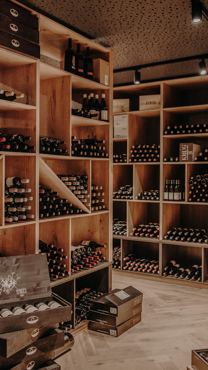 Weinkeller in Salzburg aus Holz gefüllt mit Rotwein und Weißwein