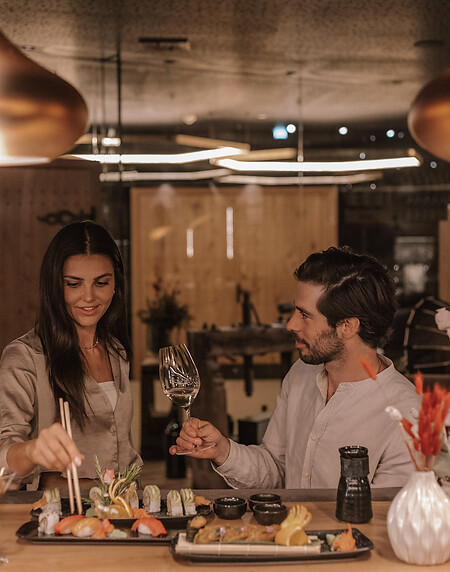 Paar isst Sushi in der Weinbar nähe Salzburg