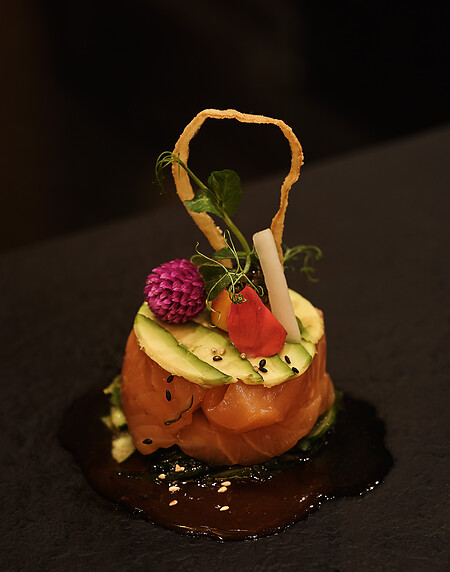 Sushi Bowl auf schwarzer Platte mit Lachs und Avocado