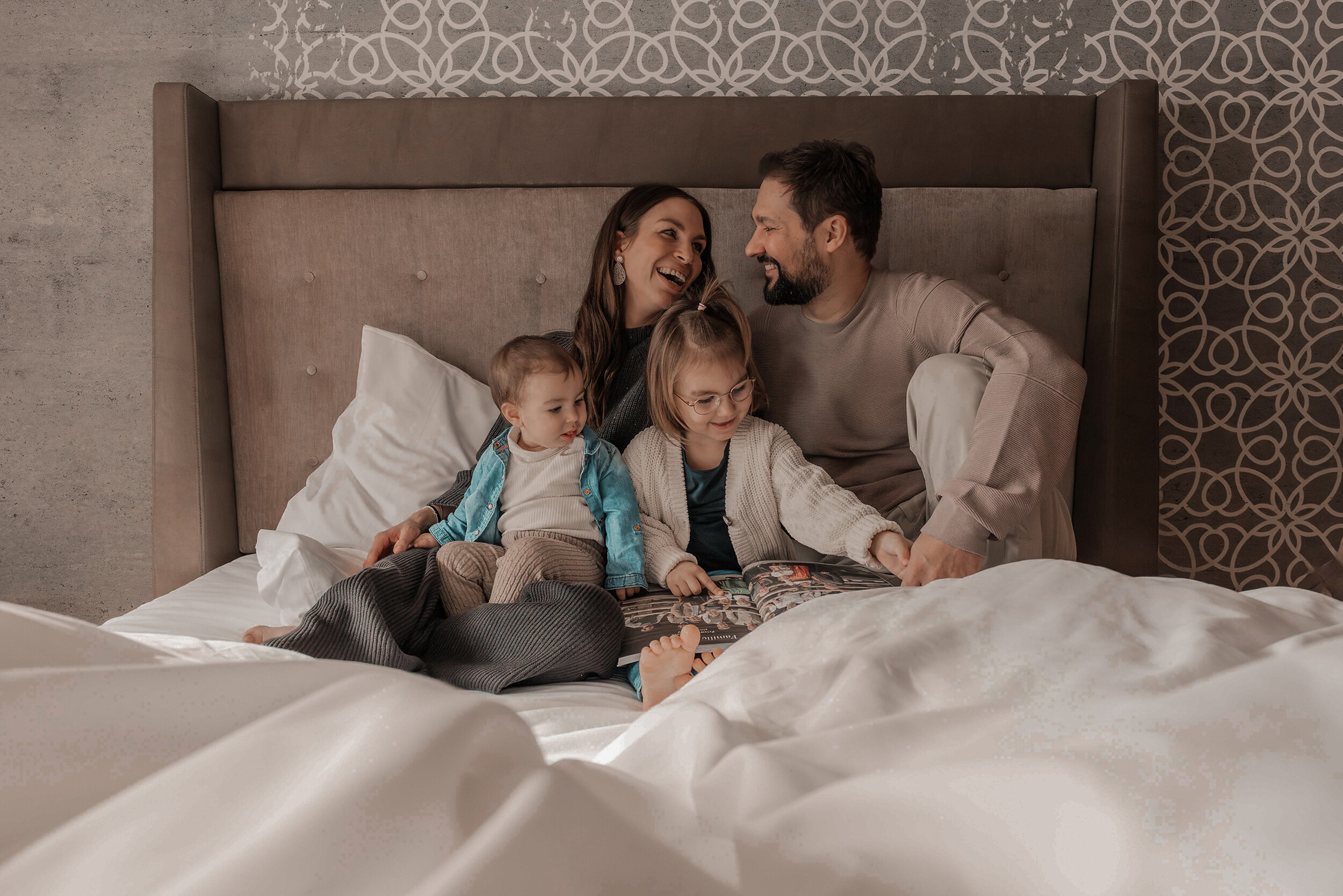 Familie im Urlaub auf dem Hotel Bett in einer Family Suite