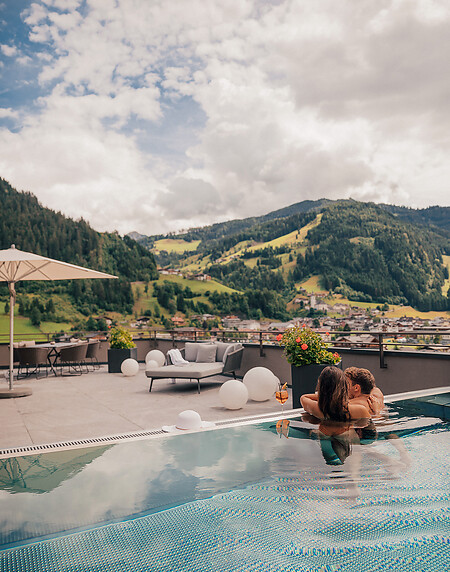Paar im Adults Only Infinity Pool der Private Spa Suites in Österreich