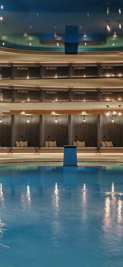 Moderner Innenpool & Hallenbad für Familien, Kinder mit Liegemöglichkeiten