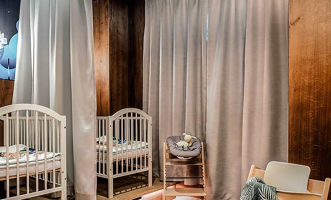Schlafbereich im Hotel mit Kinderbetreuung für Baby und Kleinkinder 
