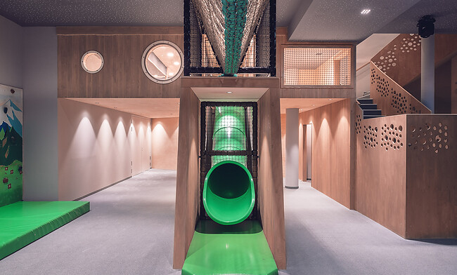 DAS EDELWEISS Hotel mit Rutsche, Kletterwand und Trampolin