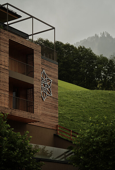 Arkitekturen på DAS EDELWEISS kombinerer naturlige materialer, moderne design og den alpine natur i Großarltal.
