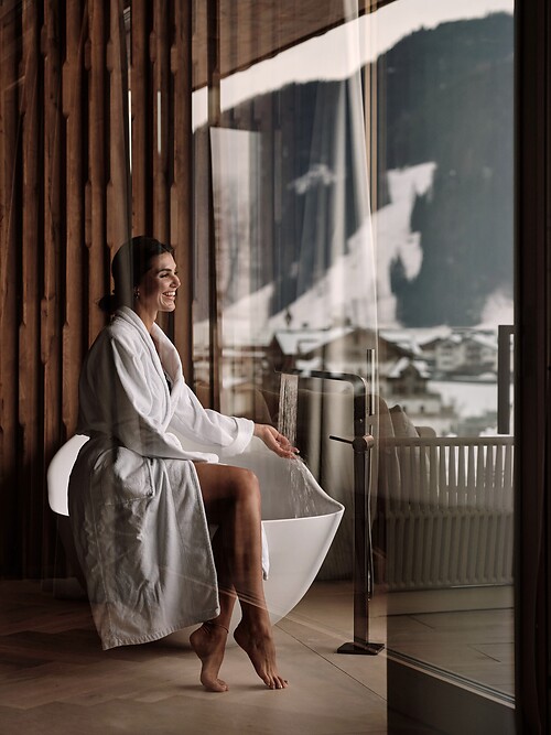 Varme, ro og udsigt til sneklædte bjerge. Oplev 7.000 m² Mountain Spa og ægte vinterwellness på DAS EDELWEISS.