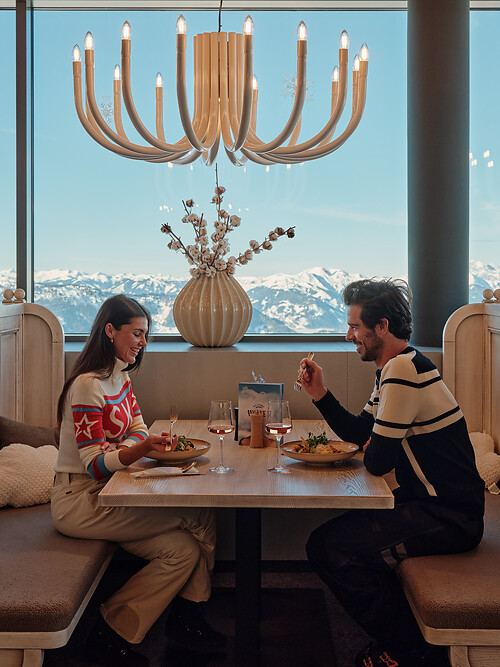 Kombinér skiferien med EDELWEISS Mountain Cuisine, gode vine og lange middage med udsigt over de vinterklædte Alper.