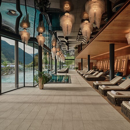 Oplev 7.000 m² wellness på DAS EDELWEISS med saunaer, pools, afslapningsområder og elegant spa-design omgivet af Großarltals bjerge.