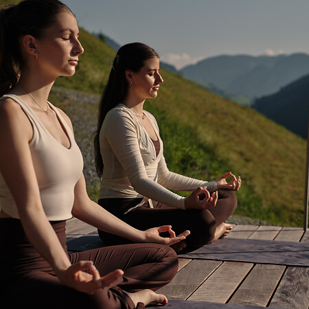 Meditation, stilhed og udsigt over bjergene skaber plads til at koble af og finde din indre ro under dit ophold på DAS EDELWEISS.