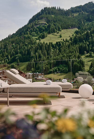På DAS EDELWEISS smelter moderne luksus og Großarltals alpine natur sammen fra hotellets interiør til terrasserne med udsigt over bjergene.