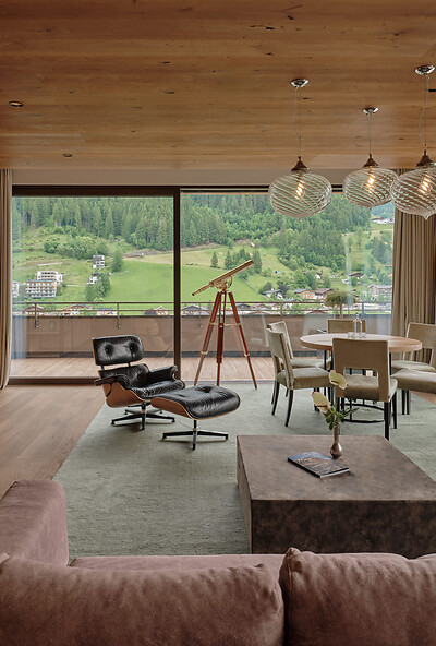 Store vinduespartier bringer naturen ind i suiterne på DAS EDELWEISS, hvor moderne design møder træ, varme materialer og udsigten over Großarltal.