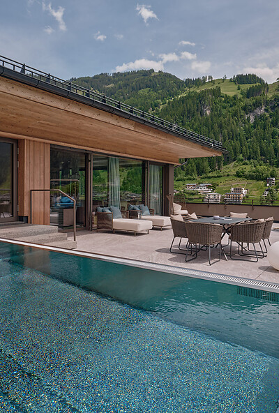 Eksklusiv suite med privat pool på det 5 stjernede DAS EDELWEISS i Großarltal, omgivet af elegant alpint design og udsigt til den østrigske natur.
