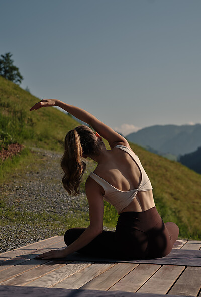 Yoga og mindful bevægelse under åben himmel giver wellbeing en helt særlig dimension midt i naturen omkring DAS EDELWEISS.