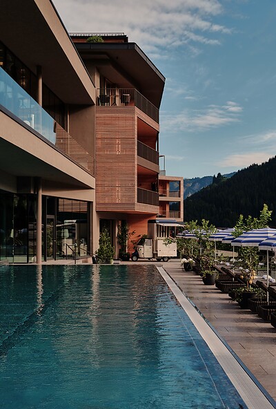 Svøm med udsigt til Großarltals bjerge og mærk kontrasten mellem frisk alpeluft og det varme vand i Mountain Spa.