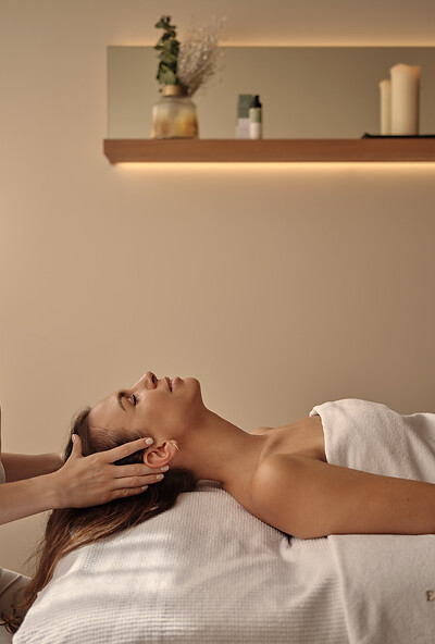 Individuelle behandlinger, massage og naturlig kosmetik er en del af wellnessoplevelsen på det 5-stjernede DAS EDELWEISS i Østrig.