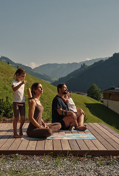 Start dagen med yoga, frisk alpeluft og udsigt over Großarltal. En naturlig del af wellbeing-universet på DAS EDELWEISS for alle generationer.