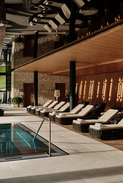 Varme pools, ro og udsigt til bjergene. Mountain Spa på DAS EDELWEISS kombinerer 5-stjernet wellness med den alpine natur.