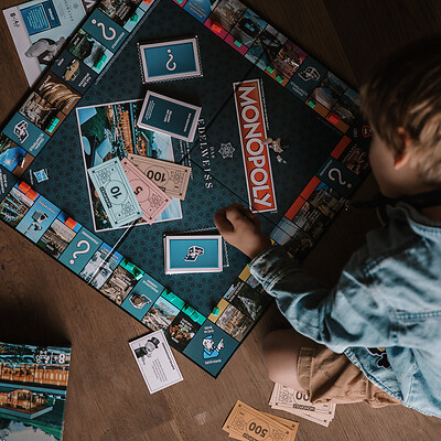 Kinder spiele Monopoly im Edelweiss Design