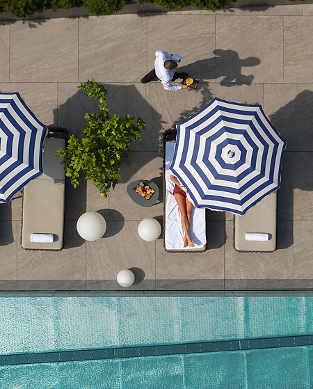 Pool mit Service Cocktails und Obstplatte am Infinity Pool