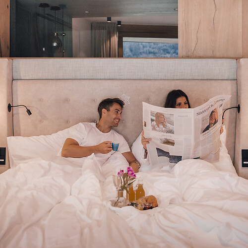 Übernachtung im Salzburger Land für Paare die im Bett Zeitung lesen