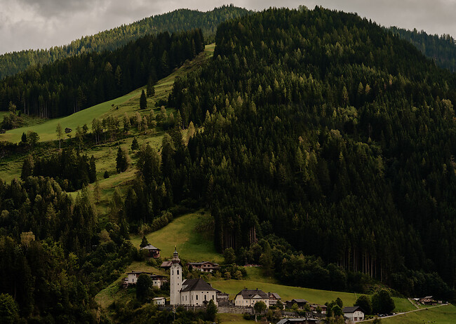 Wald mit Bäumen und einer Kirche