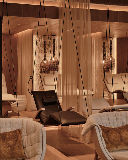“Vogelfrei” relaxation room with hanging loungers and heated loungers