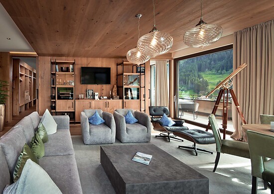 Penthouse suite for groups of friends in Family Hotel with private Pool