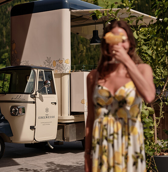Dress with lemons for the Italian ice cream van “Ape Spiaggia” in summer, with cocktail in Salzburg