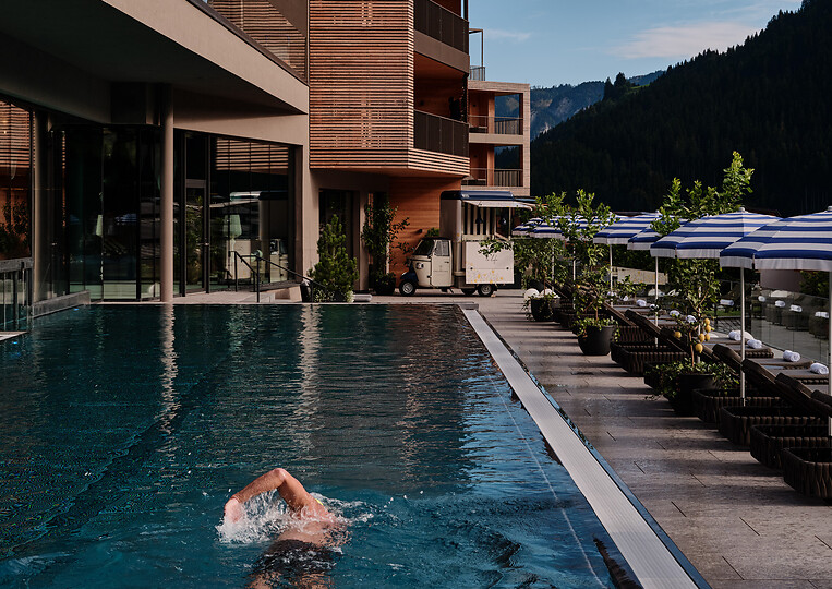Hotel with swimming pool and sauna