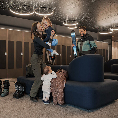 Family at the children's hotel directly on the slopes with indoor pool in Salzburger Land