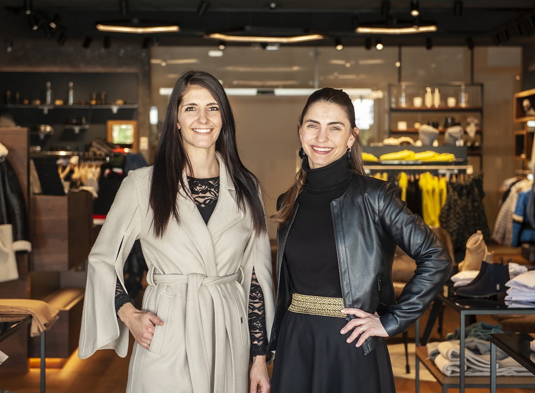 Gastgeberin Karin Hettegger (rechts) und Shop-Mitarbeiterin Eileen Hünninger stehen Ihnen mit Rat und Tat zur Seite