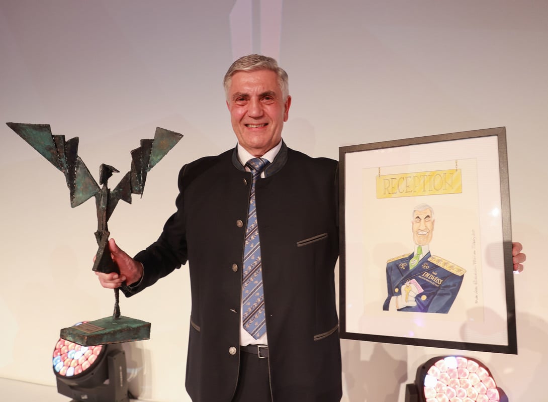 Voller Stolz hat Peter Hettegger Sen. den Wirtschaftspreis IKARUS für sein Lebenswerk entgegengenommen
